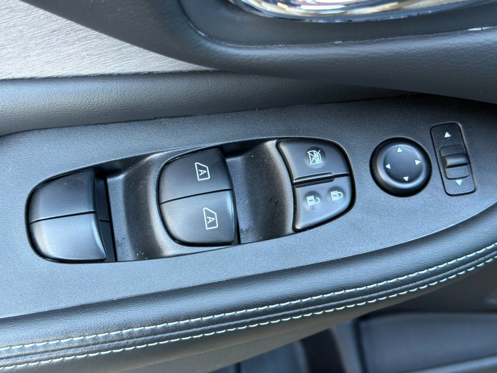 Used 2023 Nissan Murano SV FWD image 12