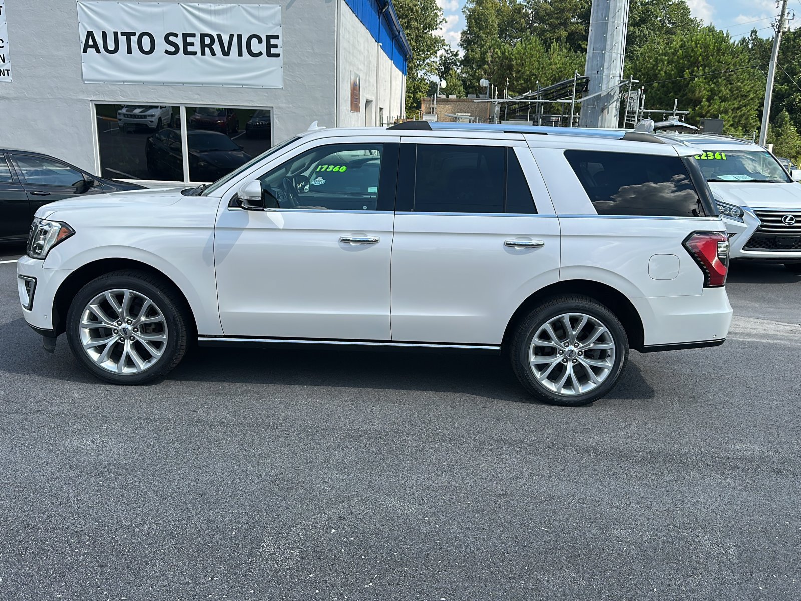 Used 2019 Ford Expedition Limited w/ Equipment Group 302A AWD/4WD image 2