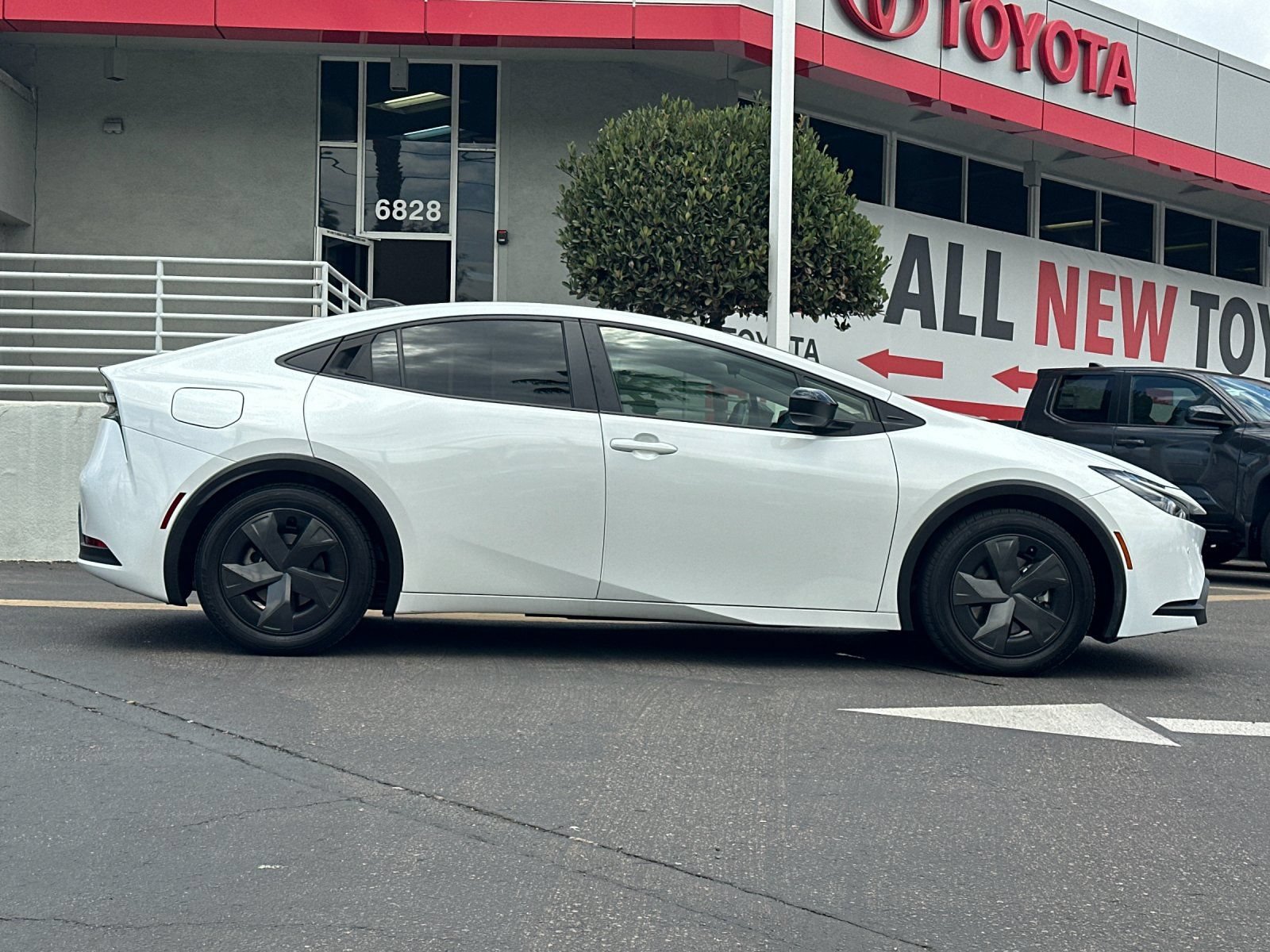 Used 2026 Toyota Prius Plug-In Hybrid FWD image 6