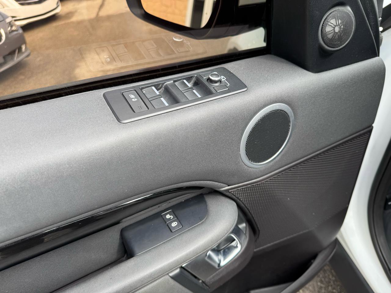 Used 2017 Land Rover Discovery SE image 26