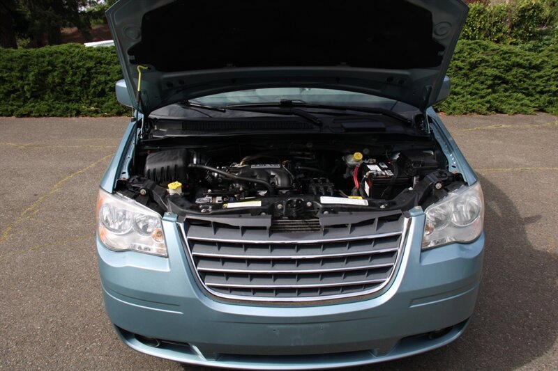 Used 2010 Chrysler Town & Country Touring FWD image 20