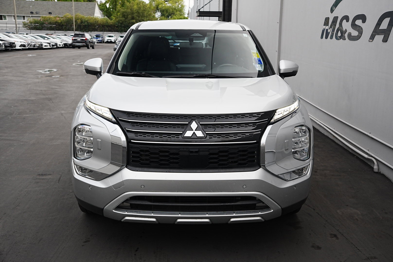 Used 2024 Mitsubishi Outlander SE image 2