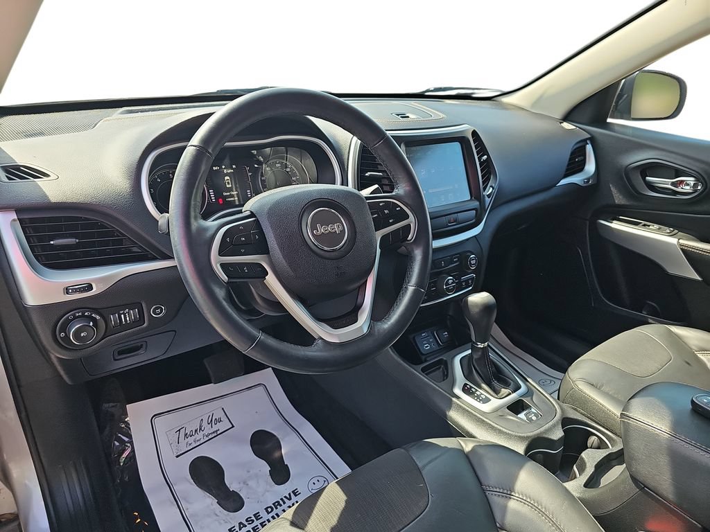 Used 2018 Jeep Cherokee Latitude Plus w/ Comfort/Convenience Group FWD image 16
