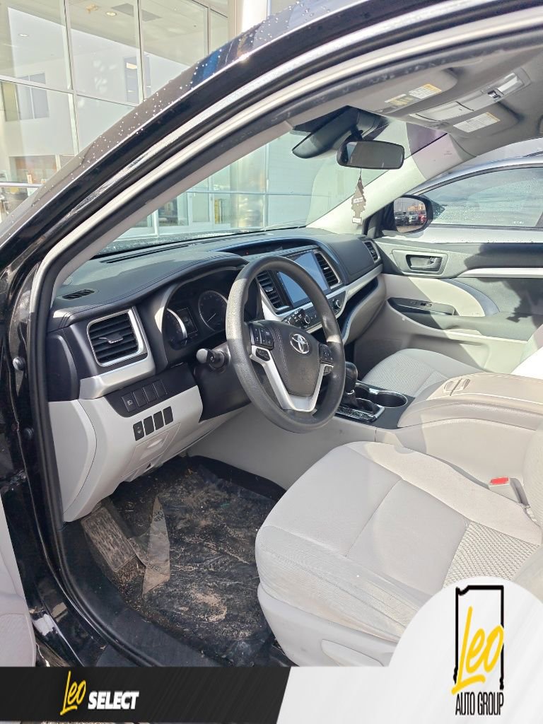 Used 2019 Toyota Highlander LE image 2