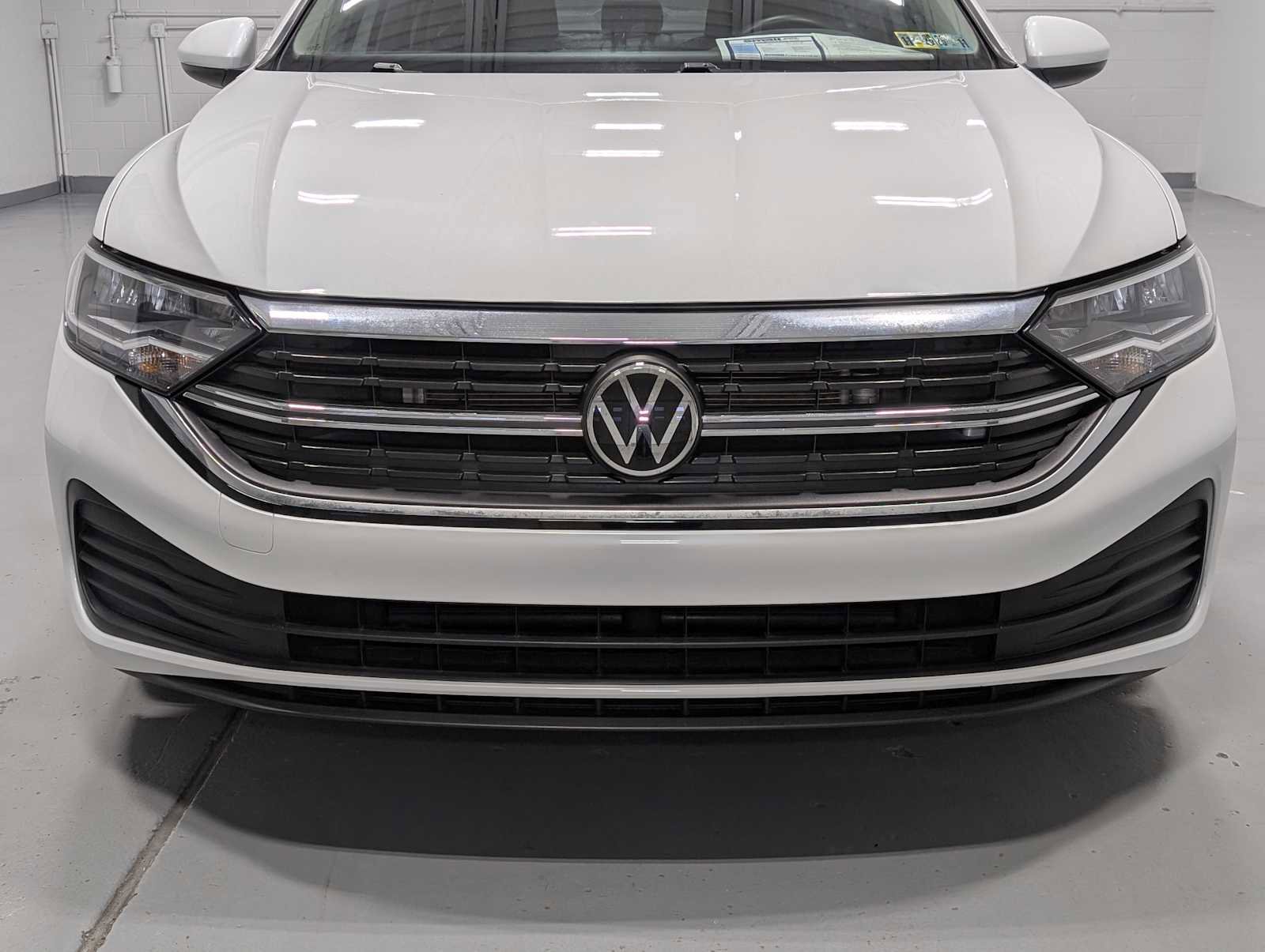 Used 2024 Volkswagen Jetta SE image 2