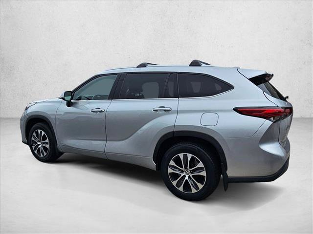 Used 2022 Toyota Highlander XLE AWD/4WD image 7