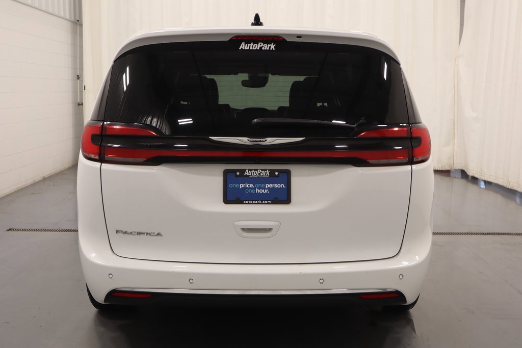 Used 2025 Chrysler Pacifica Select image 8