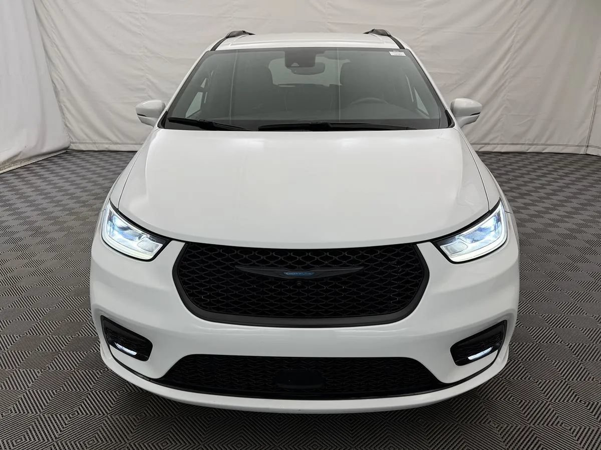 Used 2021 Chrysler Pacifica Limited w/ Uconnect Theater Family Group FWD image 3