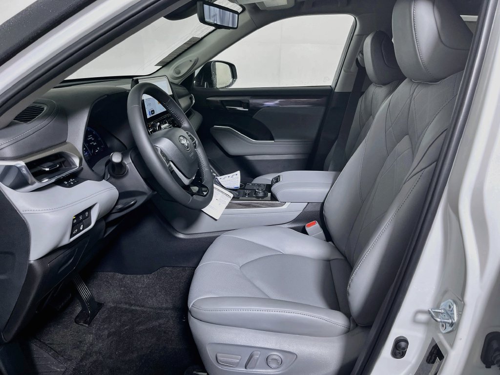 New 2026 Toyota Highlander Platinum AWD/4WD image 12