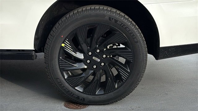 New 2026 Lincoln Navigator Reserve w/ Jet Appearance Package image 4