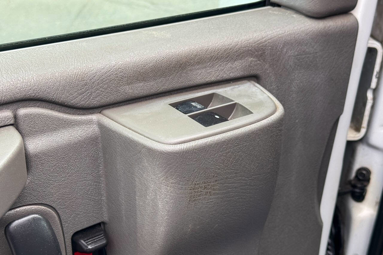 Used 2018 Chevrolet Express 2500 w/ Driver Convenience Package image 25