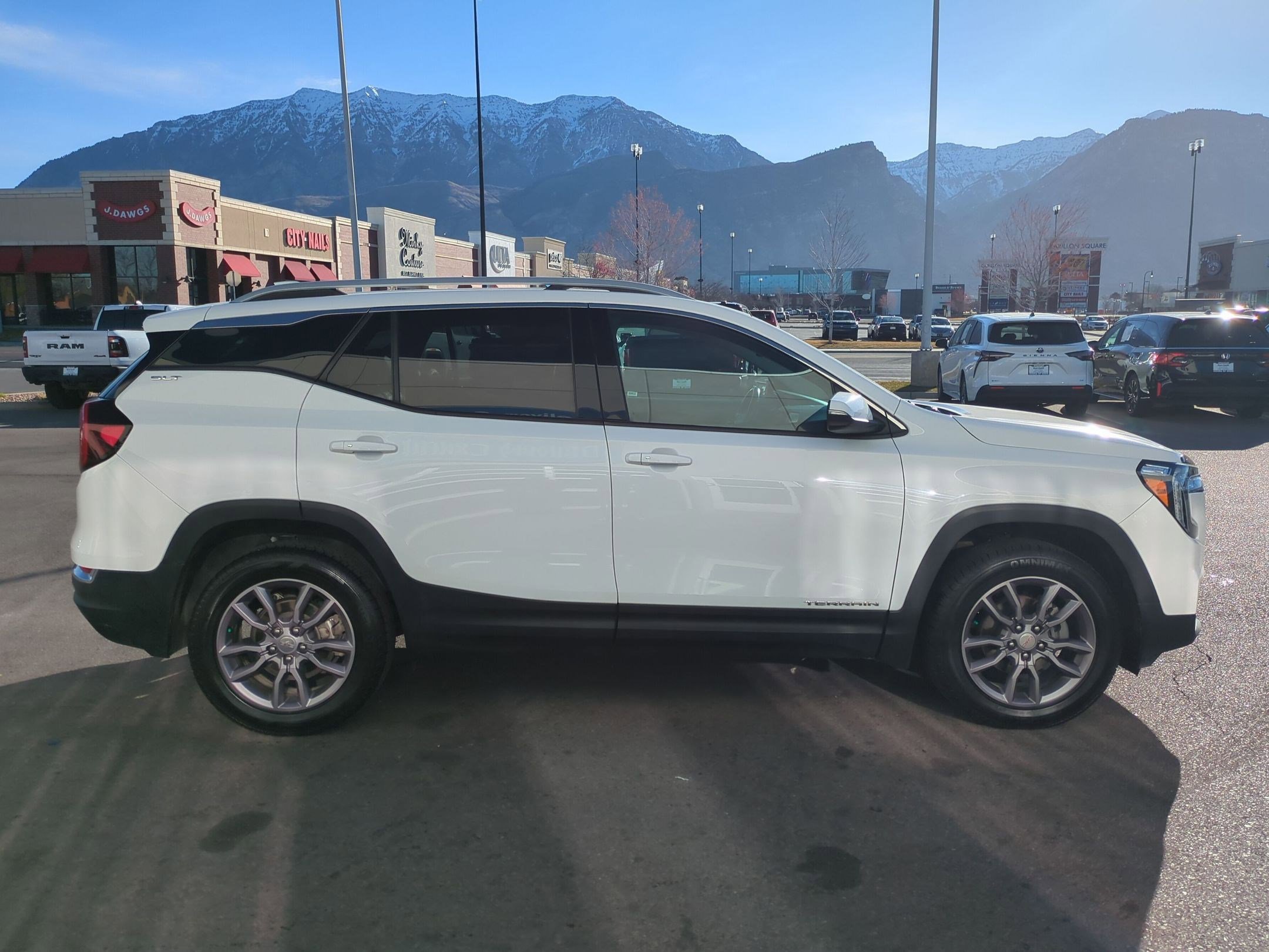 Used 2023 GMC Terrain SLT image 2