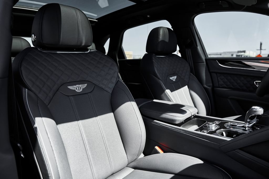 Used 2025 Bentley Bentayga AWD/4WD image 42