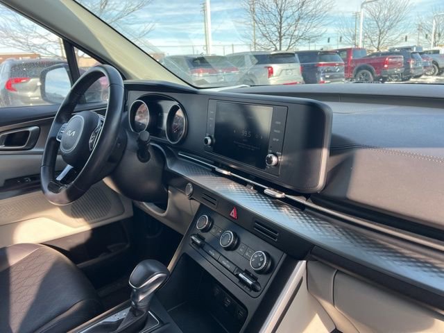 Certified 2024 Kia Carnival LX image 37