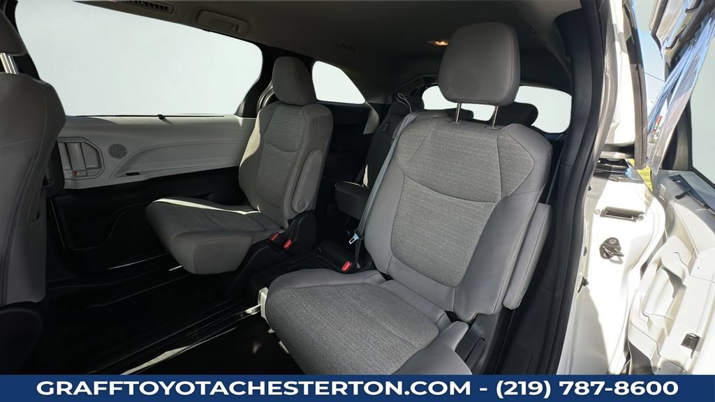 Used 2025 Toyota Sienna LE FWD image 25