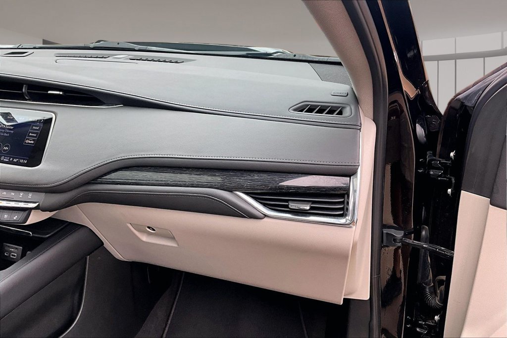 Used 2023 Cadillac XT4 Premium Luxury w/ Enhanced Visibility Package FWD image 16