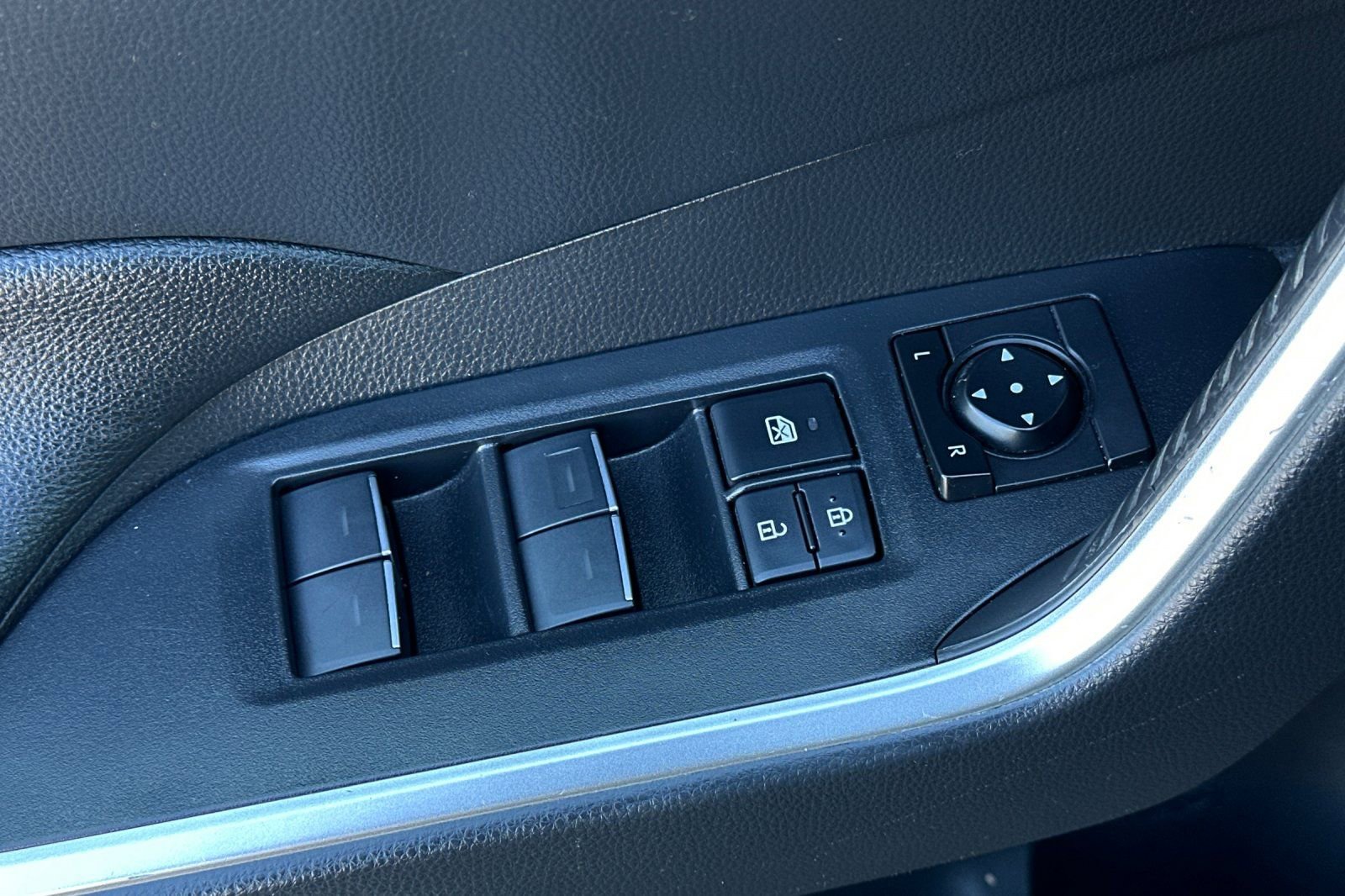 Used 2022 Toyota RAV4 XLE w/ Convenience Package image 12