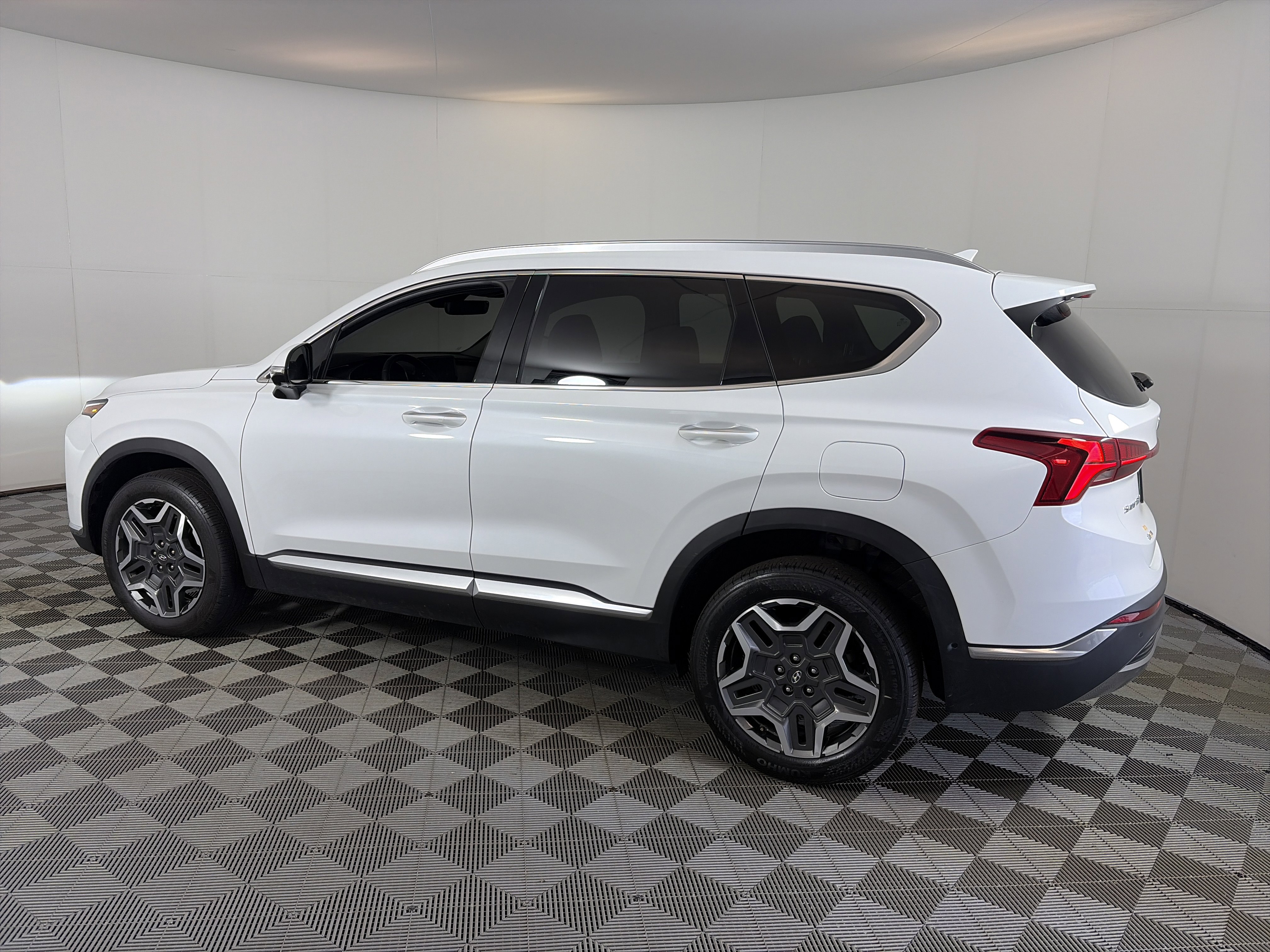Certified 2023 Hyundai Santa Fe Limited w/ Cargo Package AWD/4WD image 8