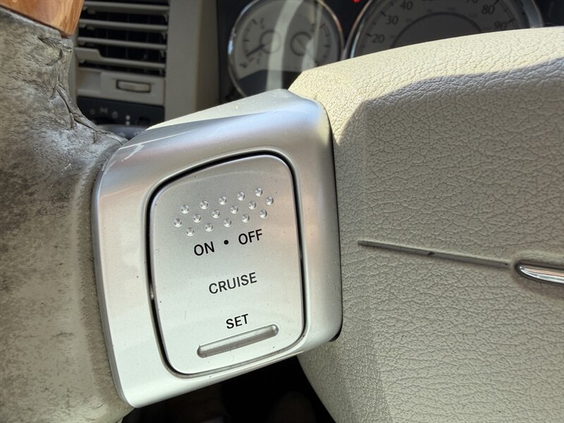 Used 2007 Chrysler Aspen Limited RWD image 25
