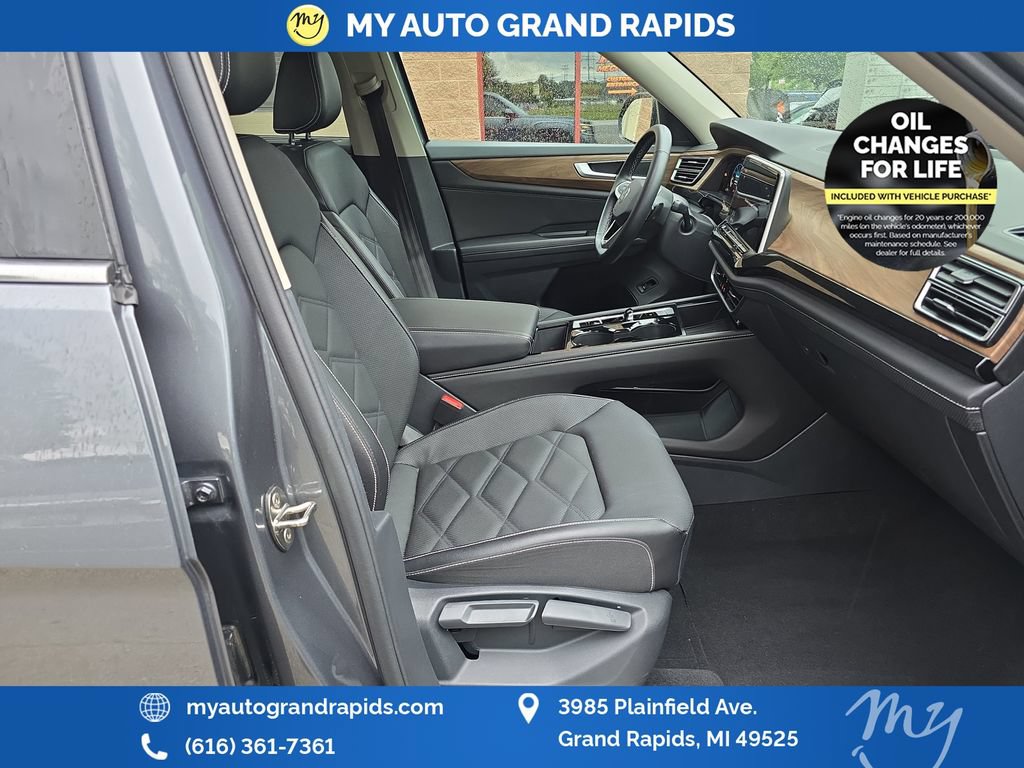 Used 2025 Volkswagen Atlas SE AWD/4WD image 21