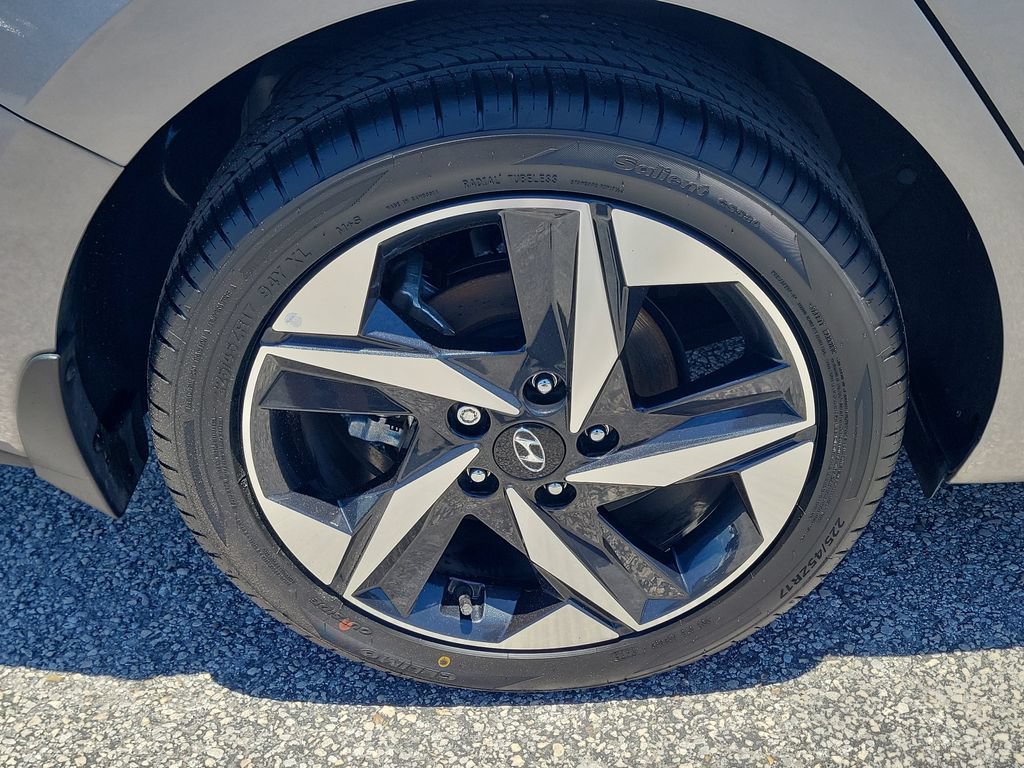 Used 2023 Hyundai Elantra SEL w/ Convenience Package FWD image 5