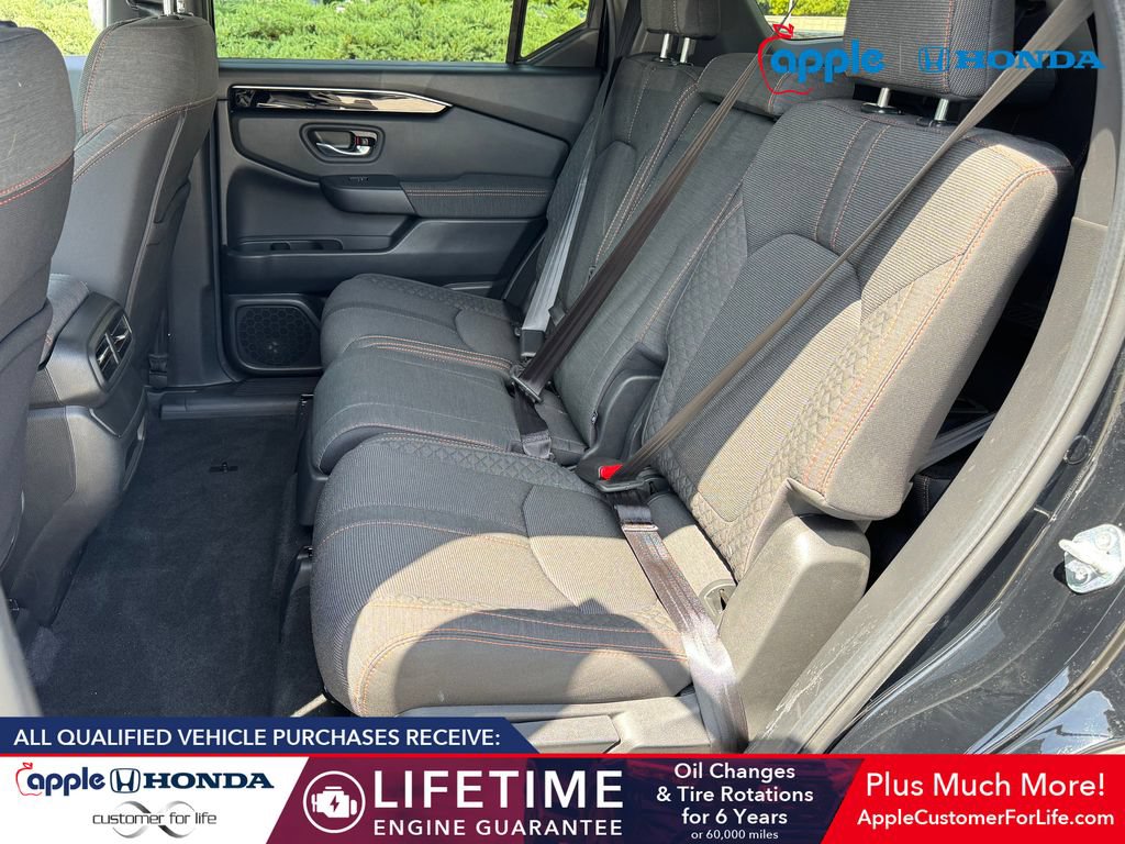 Used 2025 Honda Pilot Sport image 18