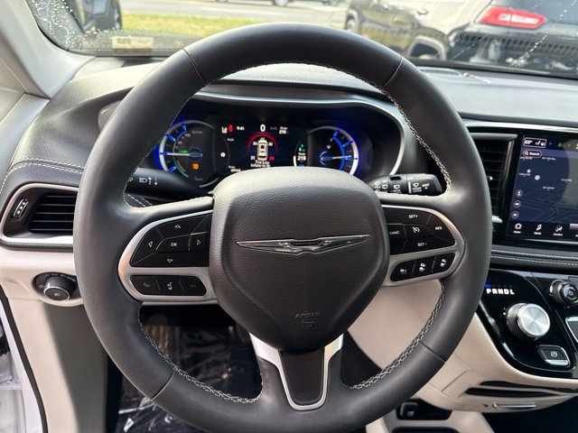 Used 2024 Chrysler Pacifica Limited FWD image 19