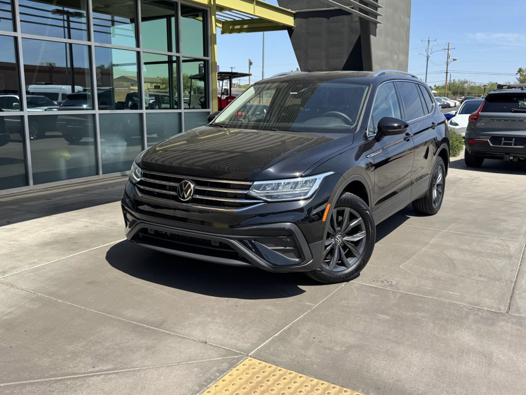 Used 2023 Volkswagen Tiguan SE image 2