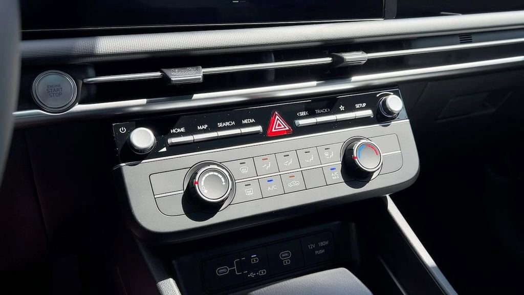 Used 2025 Hyundai Santa Cruz SE image 30