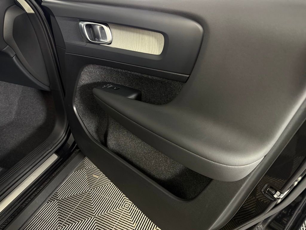 Used 2025 Volvo XC40 B5 Plus image 34