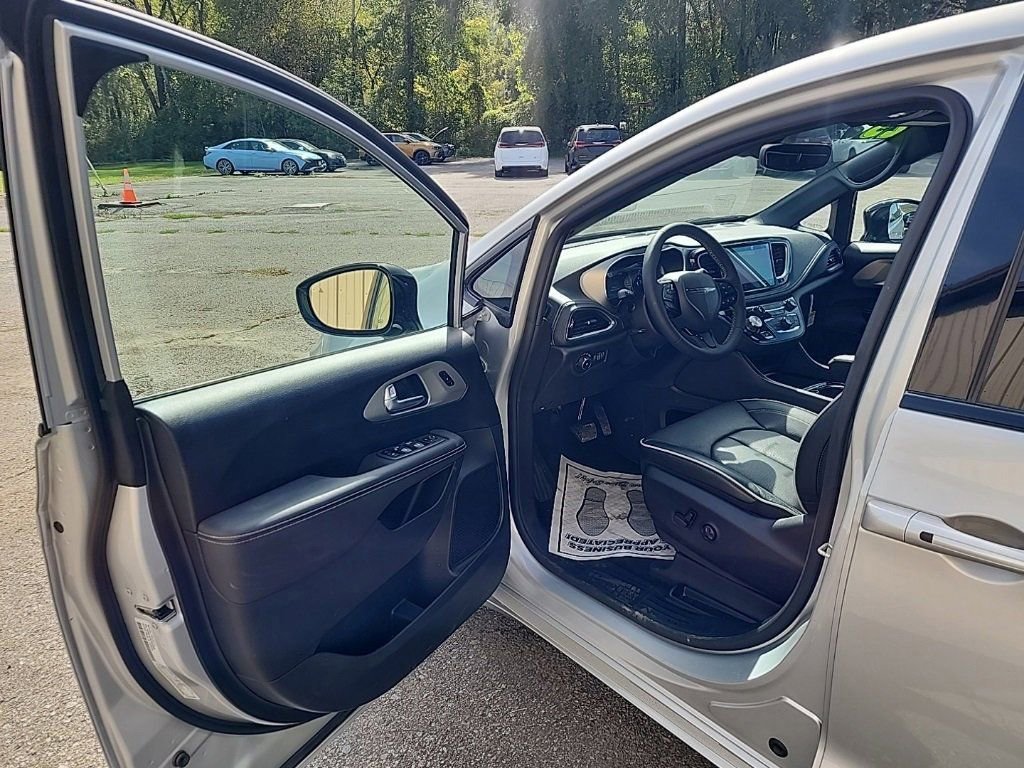 Used 2023 Chrysler Pacifica Limited w/ S Appearance Package image 10