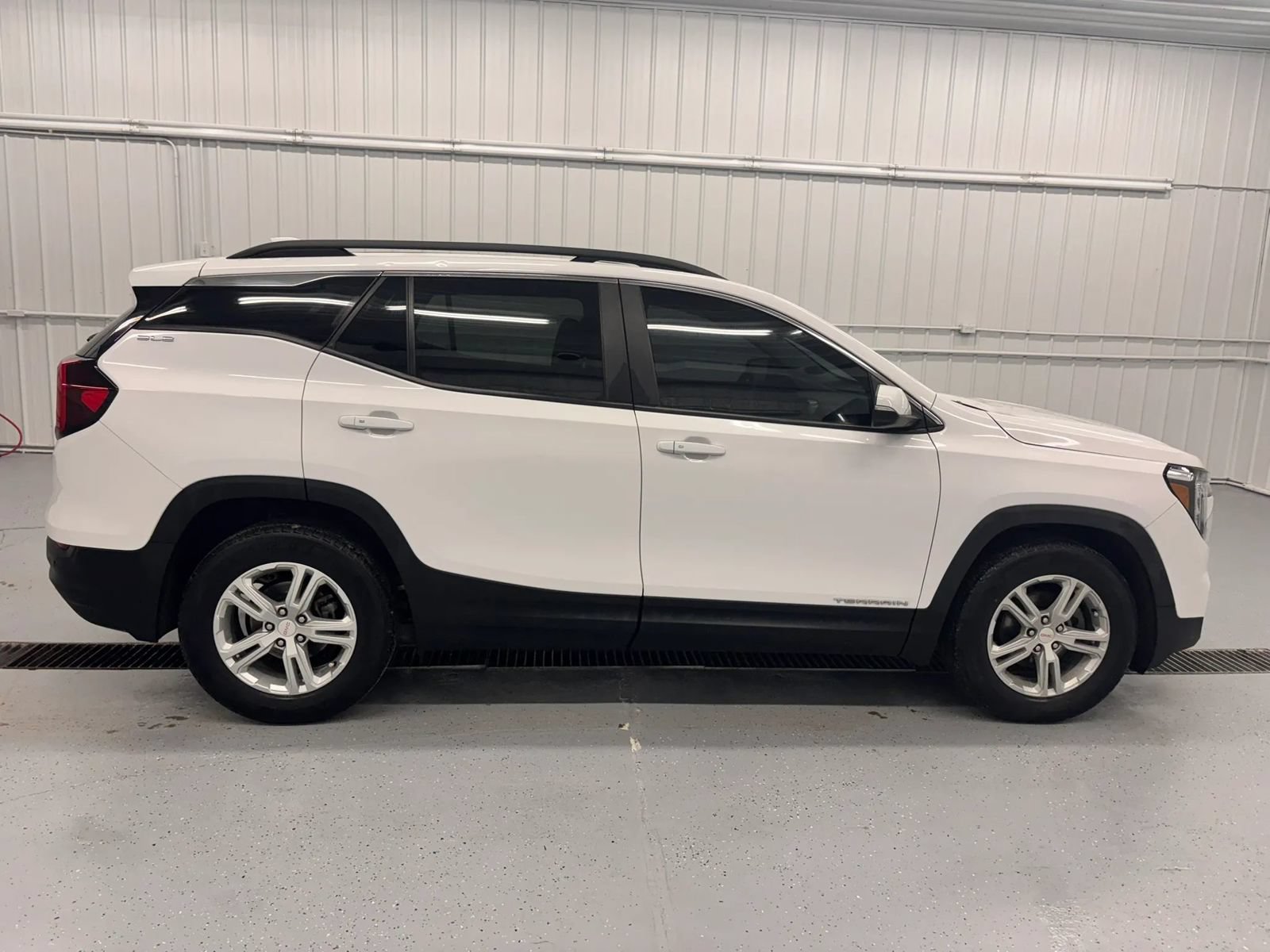 Used 2022 GMC Terrain SLE w/ Driver Convenience Package FWD image 9