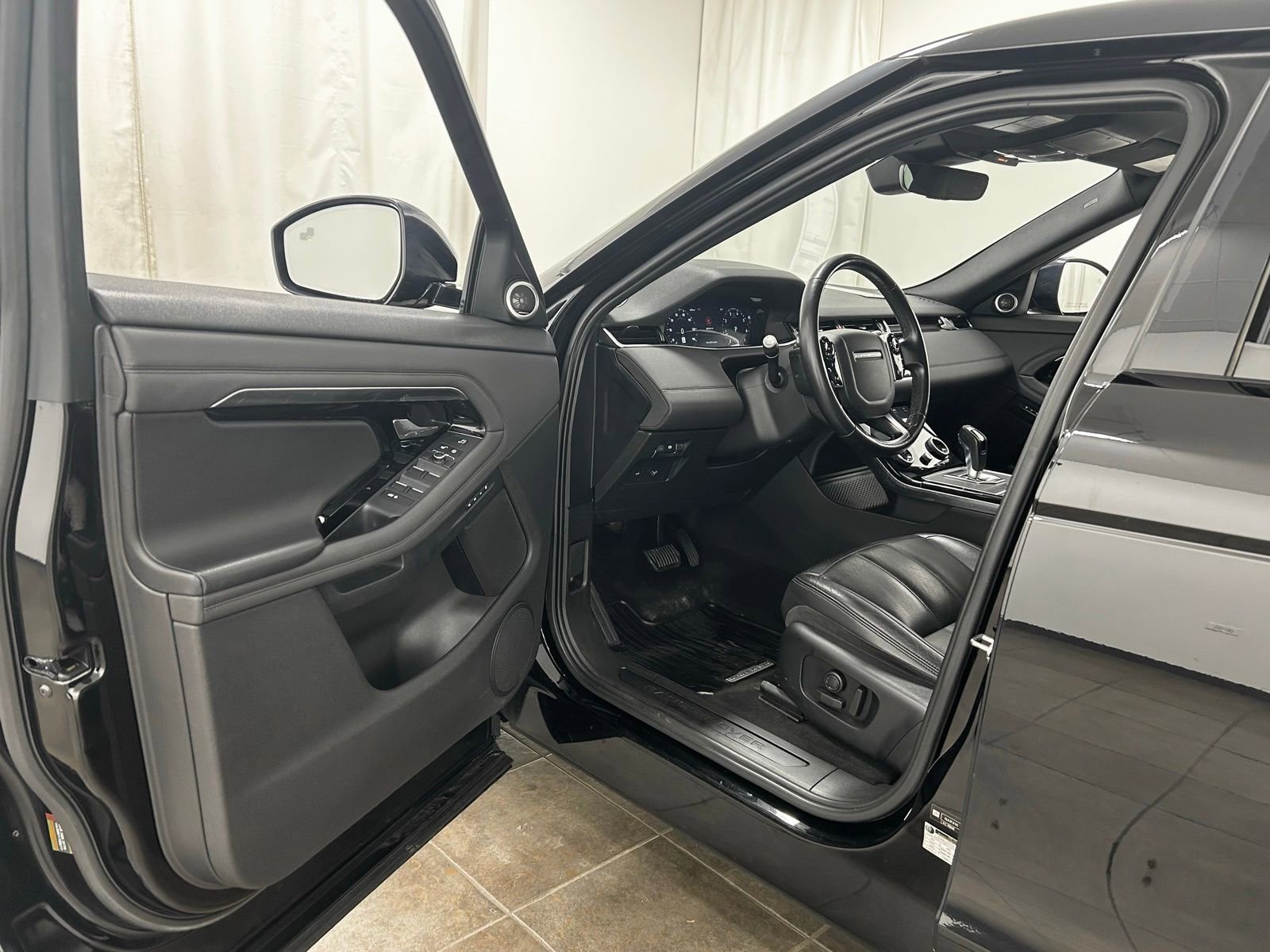 Used 2020 Land Rover Range Rover Evoque SE image 23