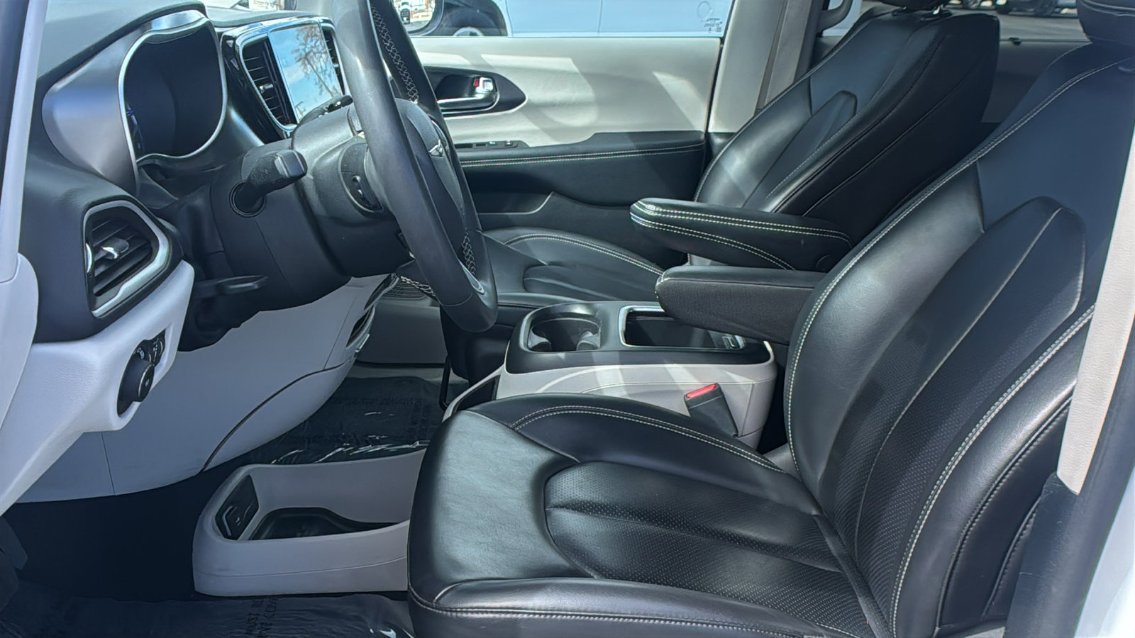 Used 2023 Chrysler Pacifica Touring-L image 25