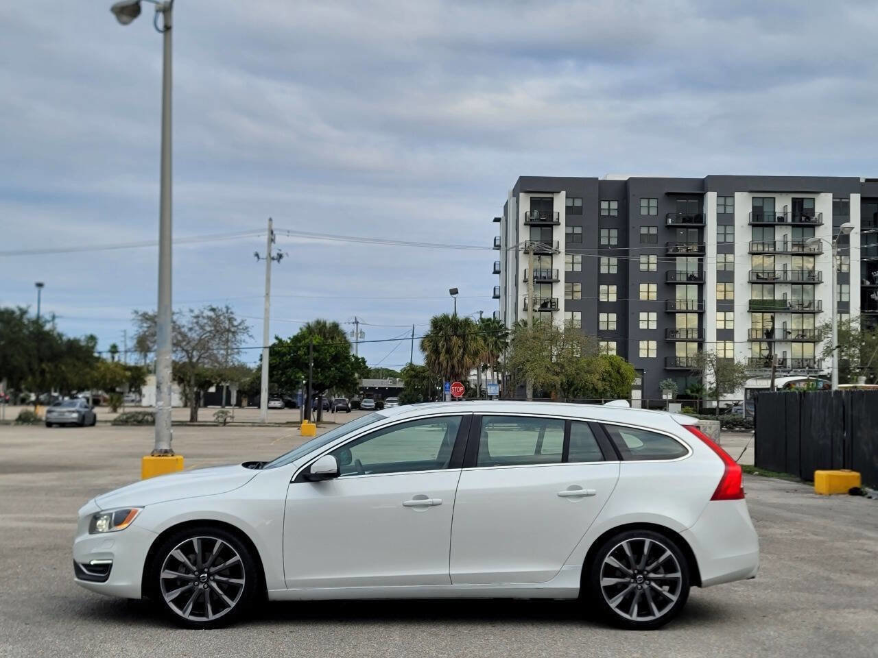 Used 2015 Volvo V60 T5 Platinum image 8