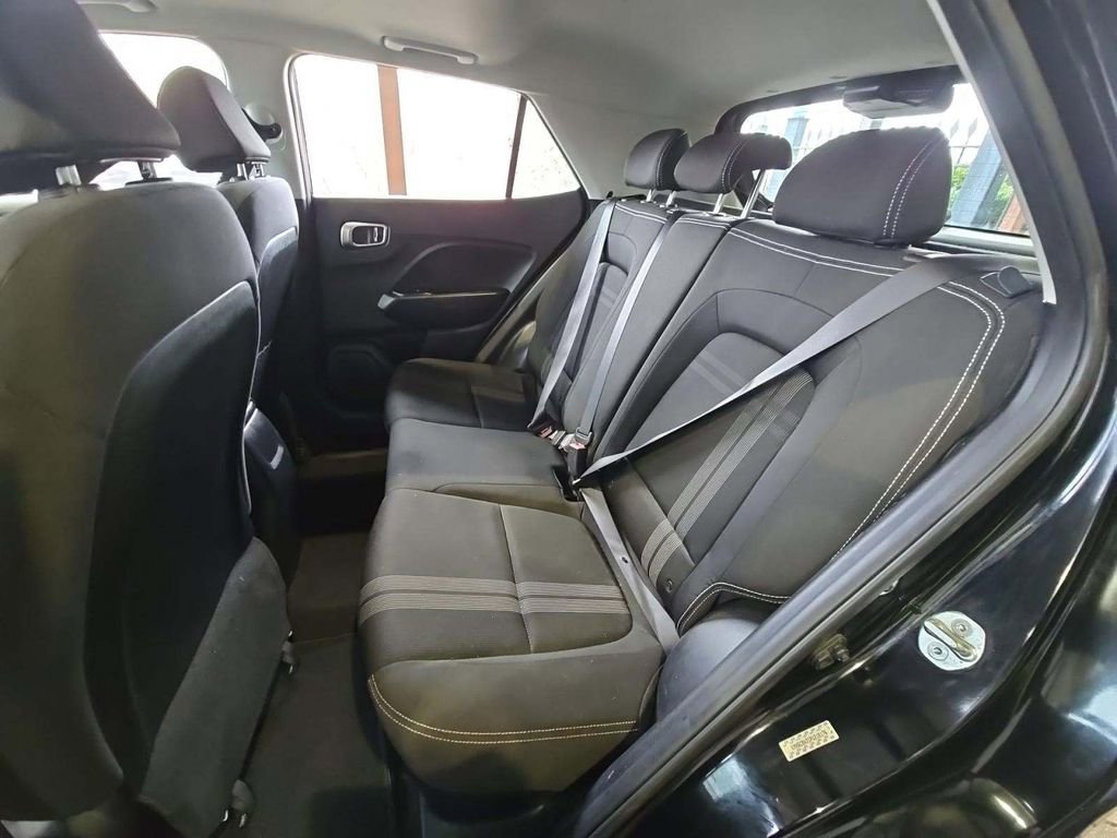 Used 2023 Hyundai Venue SEL image 5