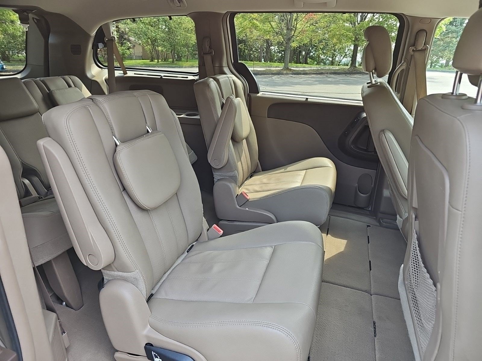 Used 2016 Chrysler Town & Country Touring-L w/ Driver Convenience Group FWD image 17