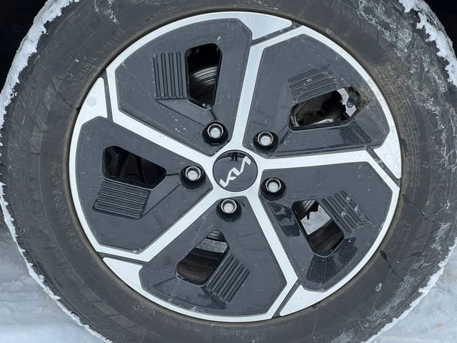 Used 2023 Kia Niro LX image 6