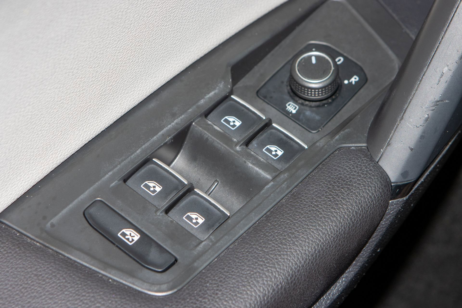 Used 2019 Volkswagen Tiguan SEL image 28