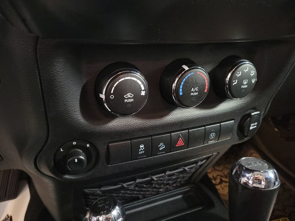Used 2017 Jeep Wrangler Sahara w/ Connectivity Group AWD/4WD image 19