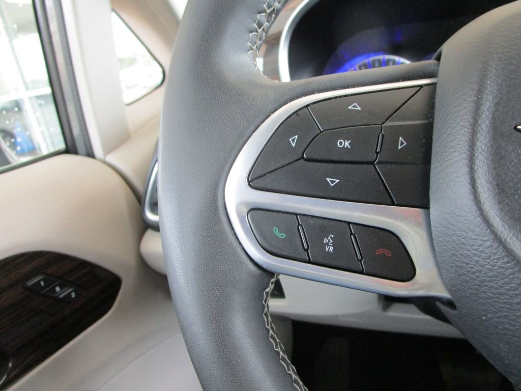 Used 2023 Chrysler Pacifica Limited image 39