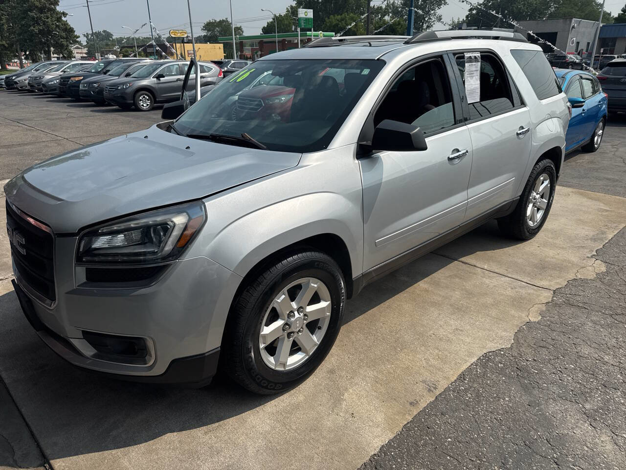 Used 2016 GMC Acadia SLE image 1