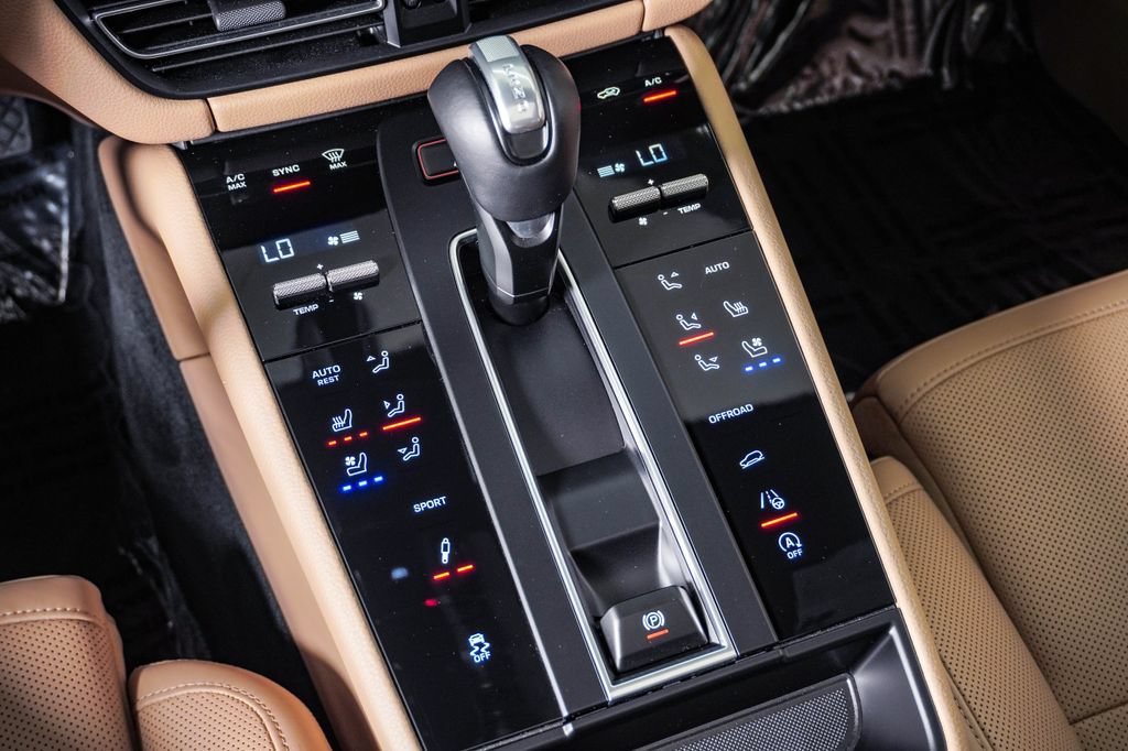 Certified 2023 Porsche Macan S AWD/4WD image 24