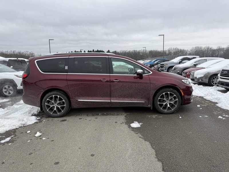 Used 2021 Chrysler Pacifica Limited image 5