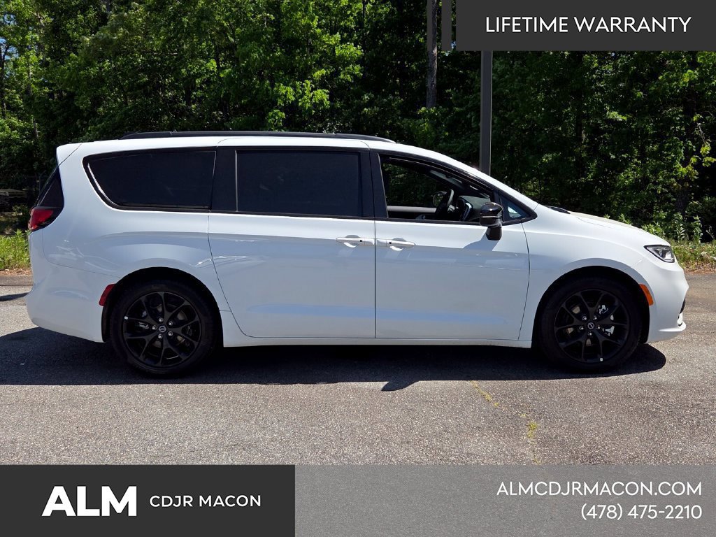 New 2026 Chrysler Pacifica Limited w/ S Appearance Package FWD image 16