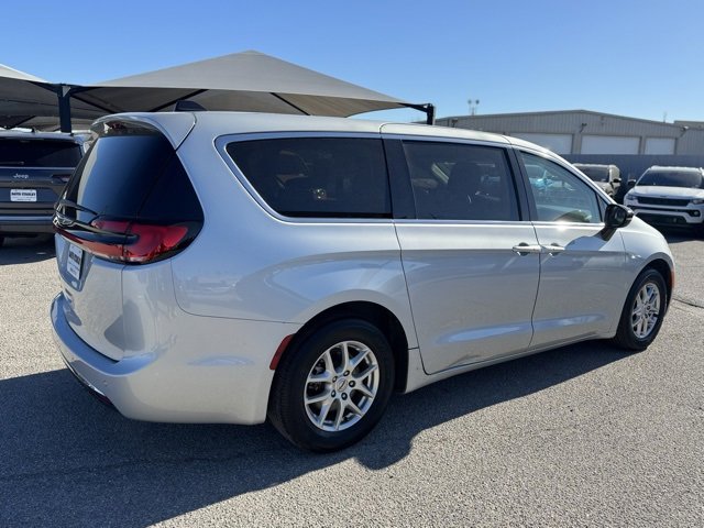 Used 2024 Chrysler Pacifica Touring-L image 6