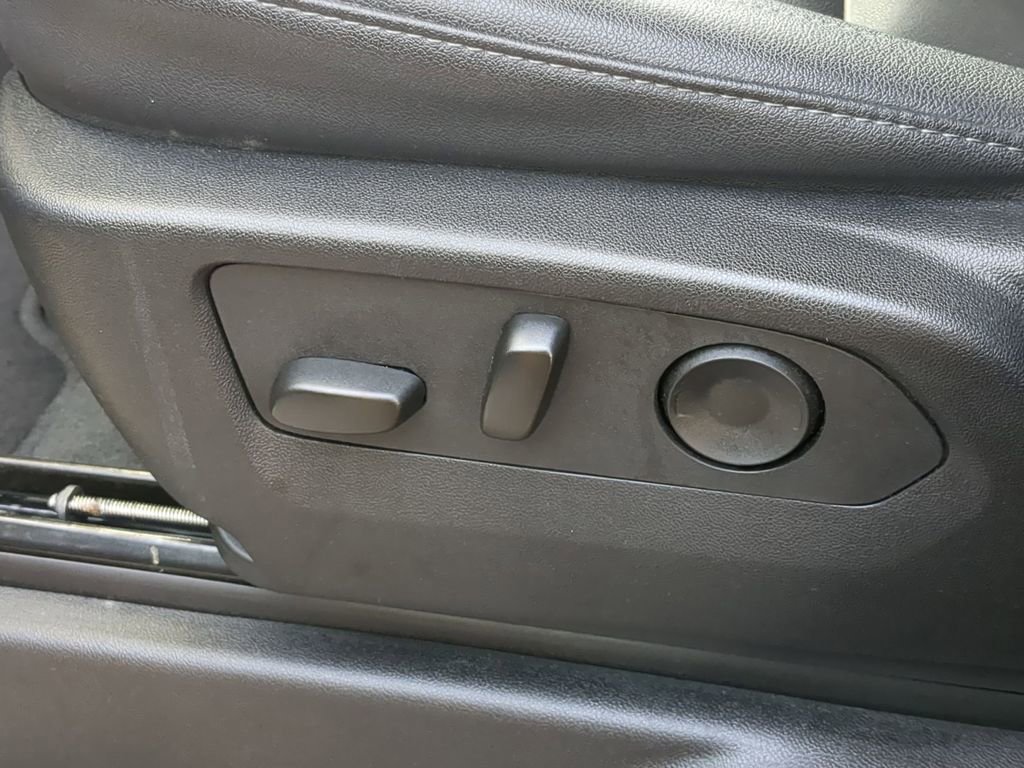 Used 2025 Chevrolet Suburban Z71 image 14