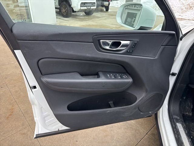 Used 2022 Volvo XC60 B5 Momentum image 22