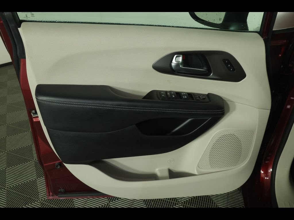 Used 2023 Chrysler Pacifica Touring-L FWD image 22
