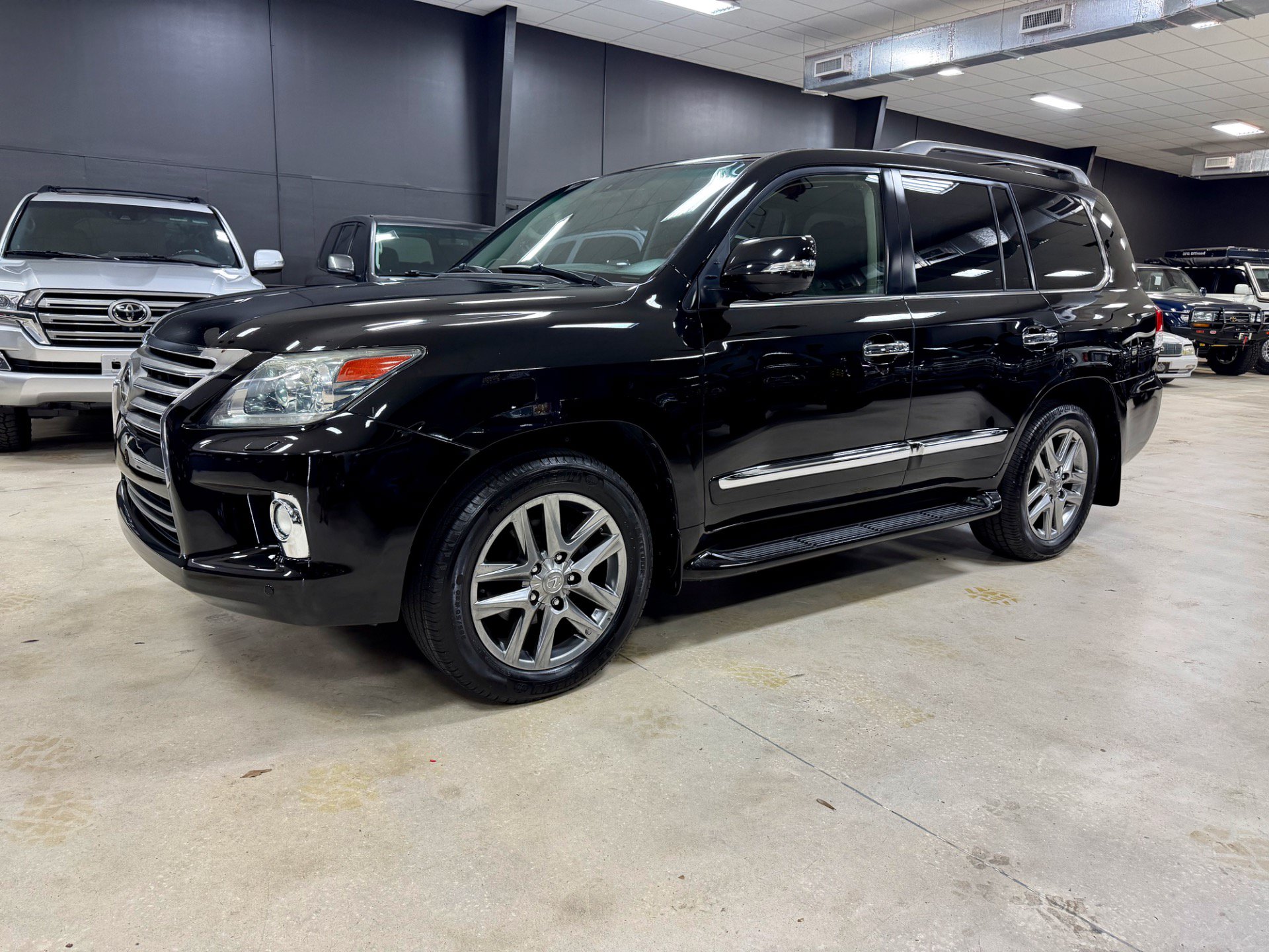 Used 2013 Lexus LX 570 4WD w/ Luxury Pkg w/Pre-crash image 6